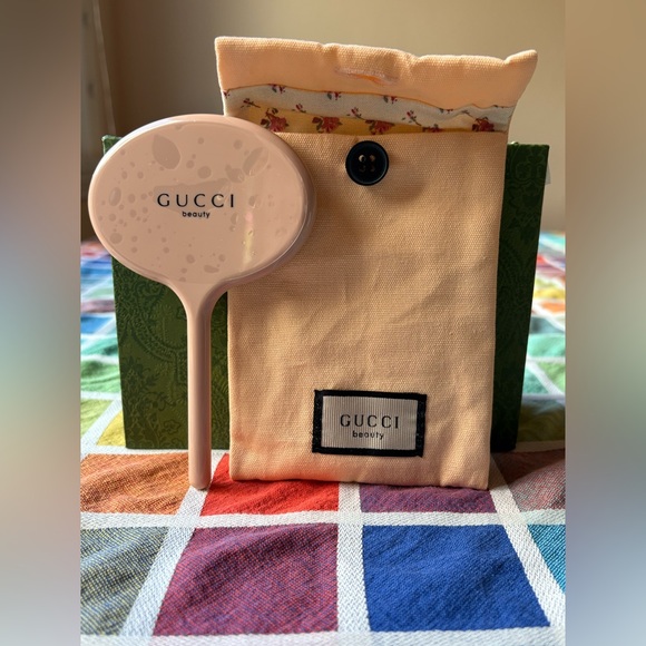 🪞 GUCCI BEAUTY  HAND MIRROR WITH FLORAL POUCH 🪞 NWOT 🪞 - Picture 4 of 16